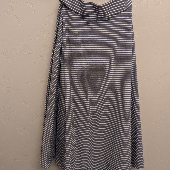 Uniqlo Poodle Skirt blue with white strips - Picture 2 of 6